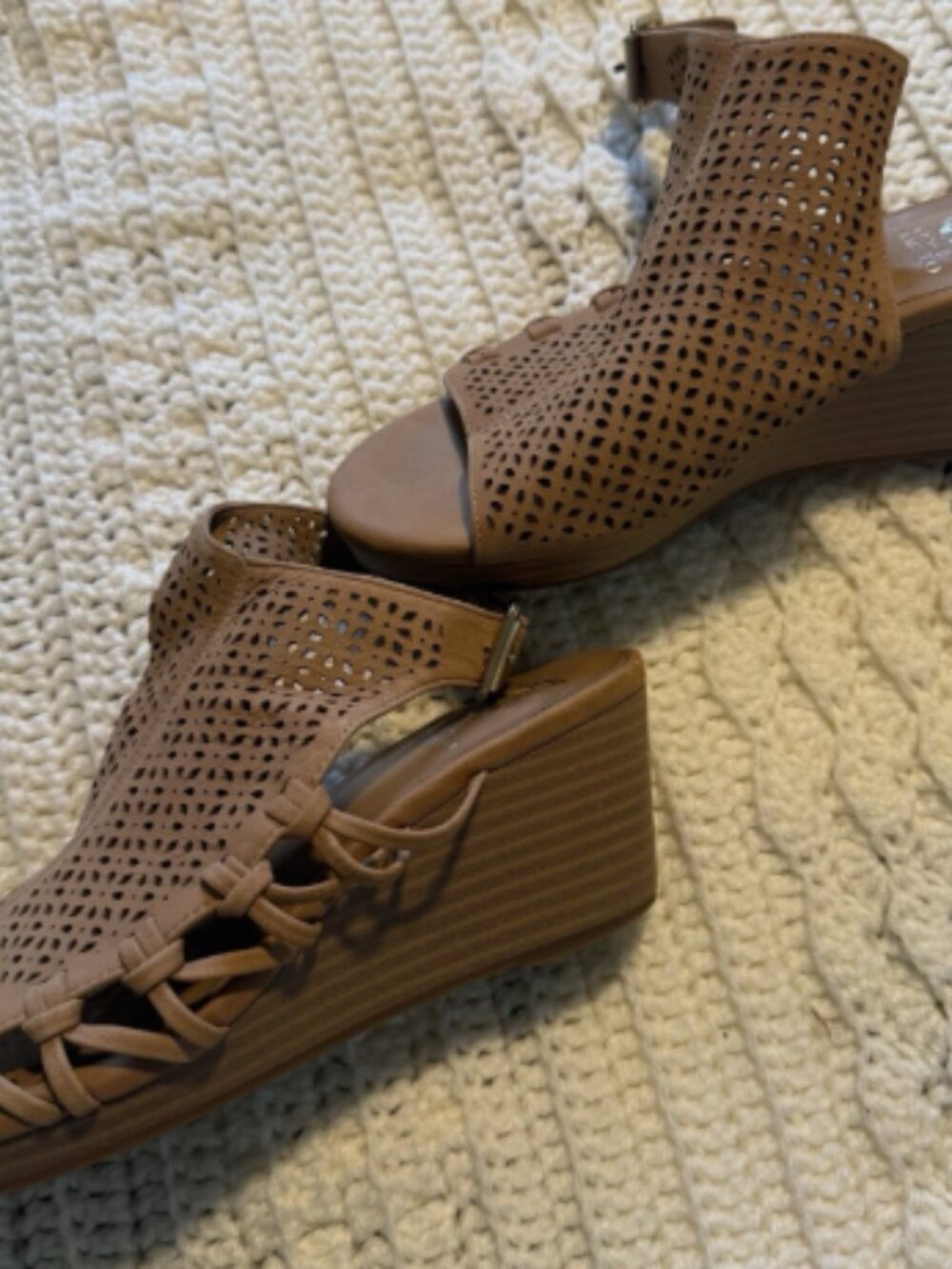 Girls Vince Camuto Size 4.5 Tan Leather Buckle Strap
